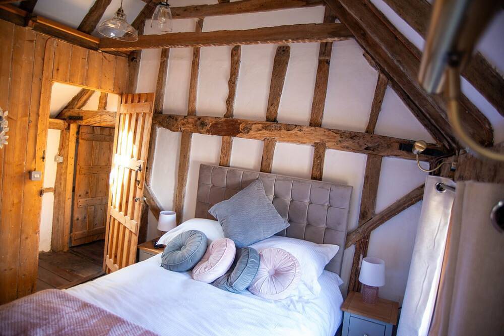 Ye Olde Cottage - Home from home in Crawley, West Sussex