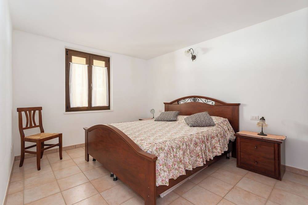 Entire apartment, Appartamento panoramico con terrazza vista mare in Is Arutas, Sardinia