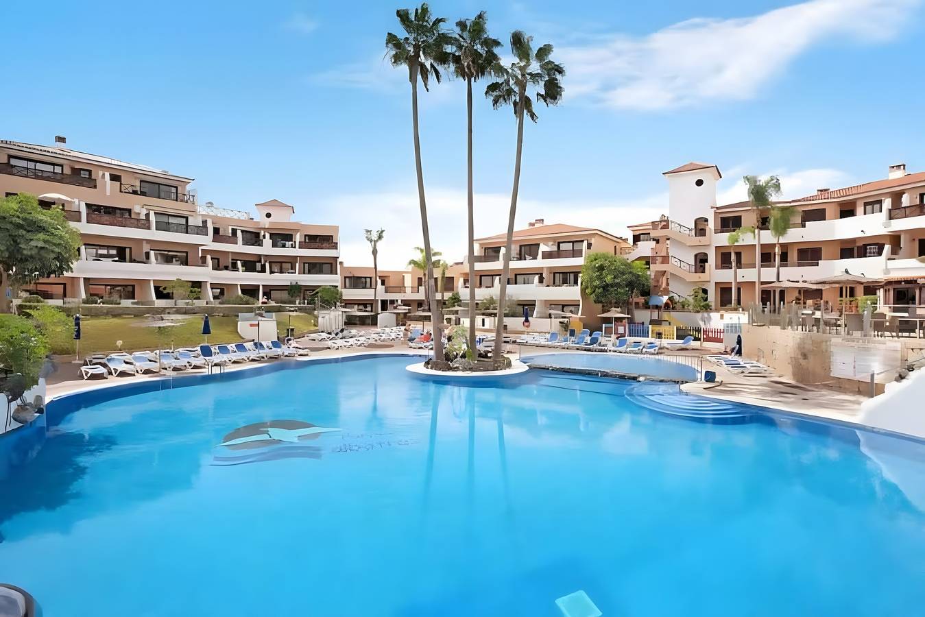 Entire apartment, Vacation Apartment 'Albatros Park' with Shared Pool, Wi-Fi, and Air Conditioning in Las Adelfas, San Miguel de Abona