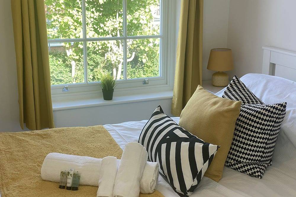 A stroll to Ringwood, near to New Forest & South Coast Beaches. Private Parking in Ringwood, Hampshire