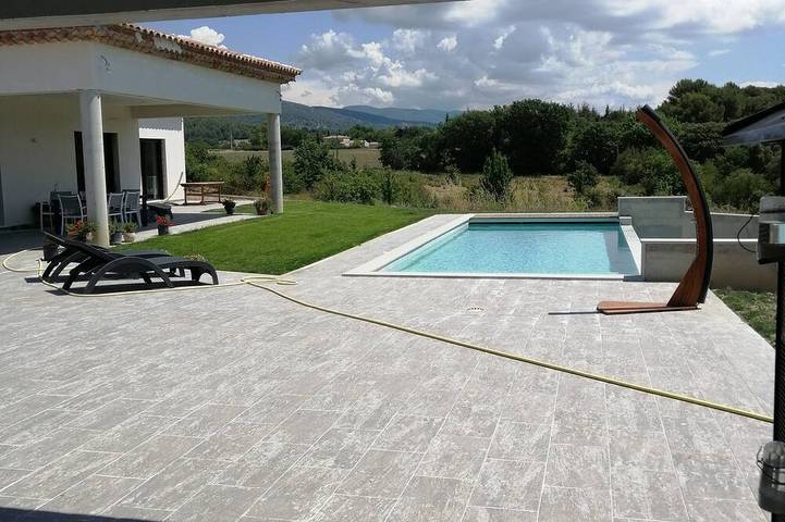 Location de vacances pour 2 personnes, avec Terrasse ainsi que Jardin et Piscine à Puget