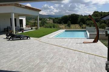 Gîte pour 2 personnes, avec jardin et piscine à Puget