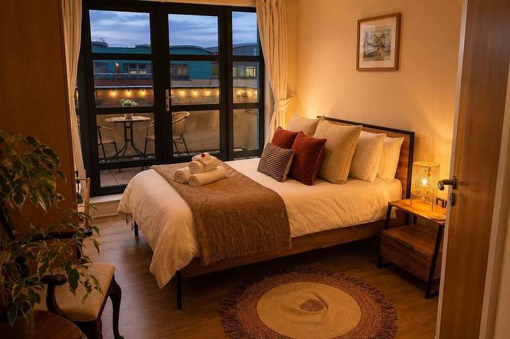 Entire apartment, Panoramic Two-bedroom Penthouse in Cork, County Cork