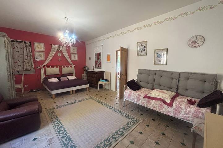 Charming bed and breakfast in Giono country. in Manosque, Parque natural regional del Luberon