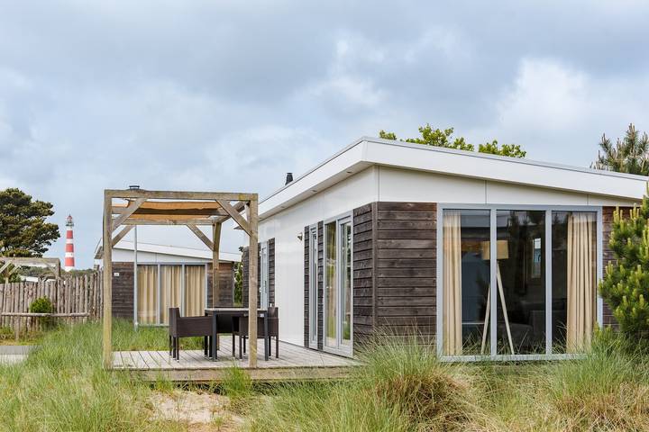 Chalet voor 4 personen, with Balkon/Terras and Terras as well as Tuin and Zwembad op Ameland