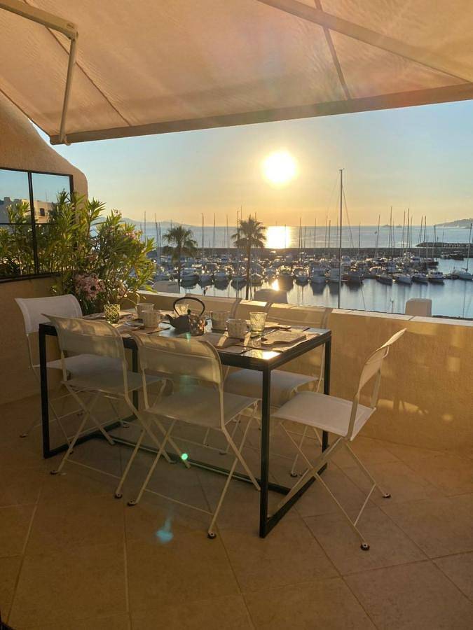 Ferienwohnung für 6 Personen, mit Terrasse und Pool sowie Ausblick in Cogolin