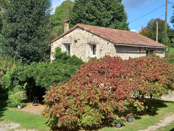La Grange de Salacroup: Renovated Barn Near Lac du Tolerme, Pool, Nature, and Comfort in Gorses, Lot