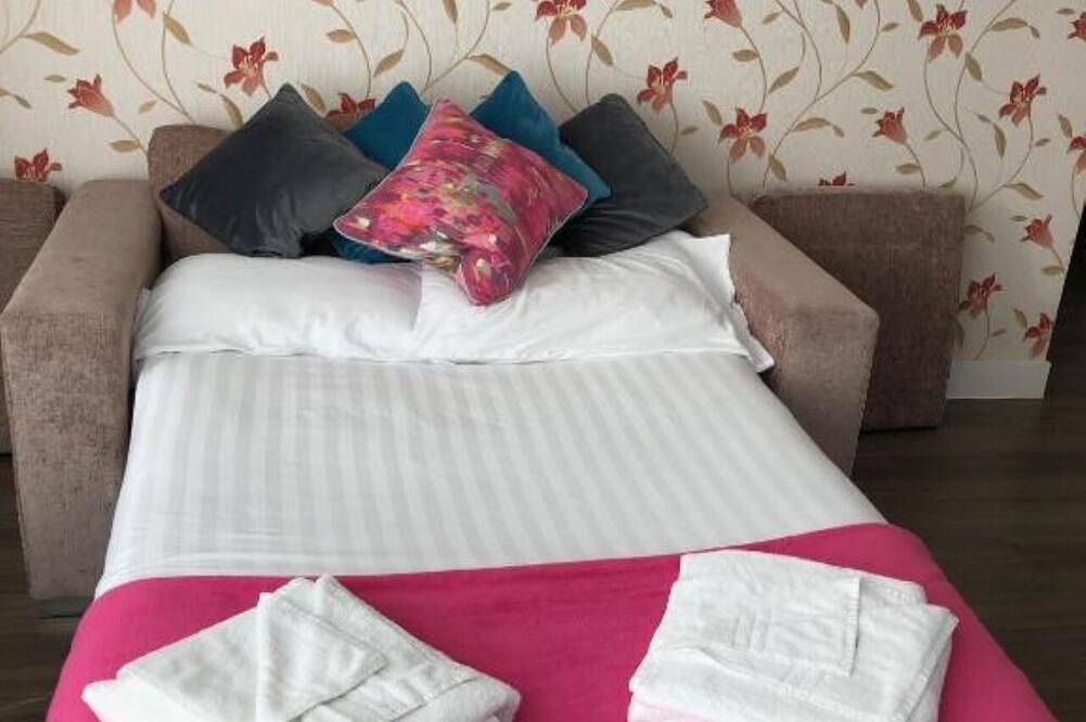 Entire apartment, Exquisite Modern Station Penthouse with Balcony, Parking & Sleeps 6 in Cambridge, Cambridgeshire