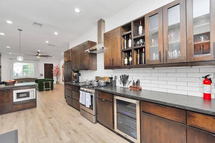 Vacation house for 16 people, with balcony and hot tub as well as yard in Houston