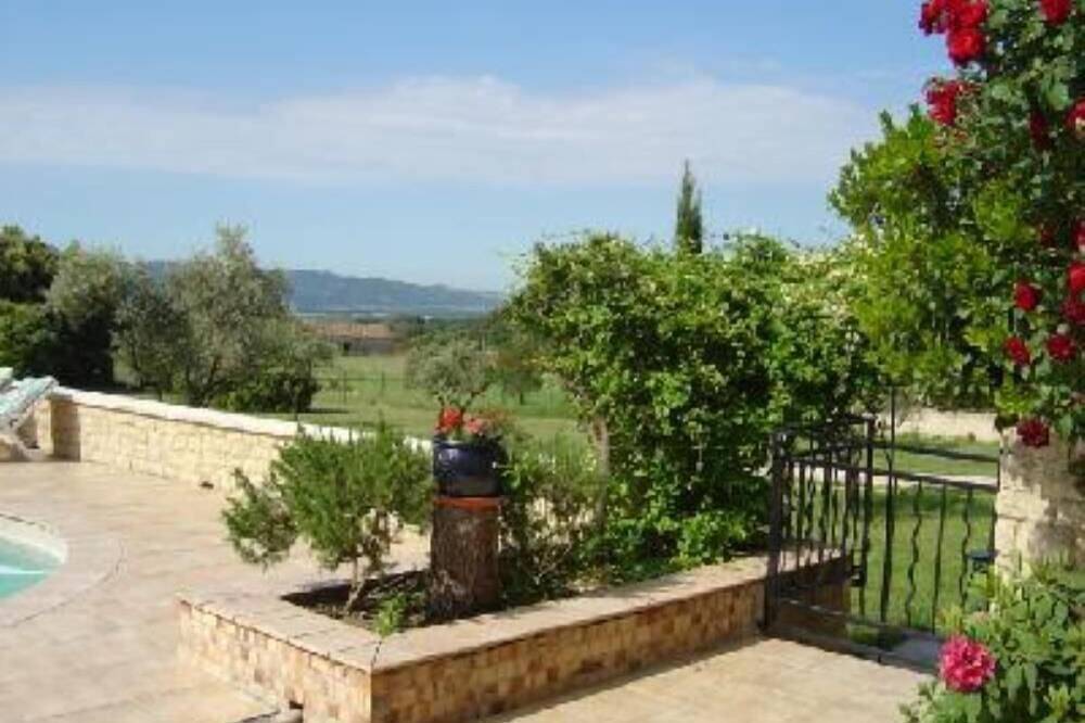 Apartment with large terrace and pool access in Lauris, Parc naturel régional du Luberon