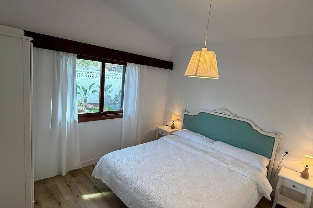 Entire apartment, Vacation Apartment 'Rayo Verde' with Sea View, Shared Terrace and Wi-Fi in Punta del Hidalgo, San Cristóbal de La Laguna