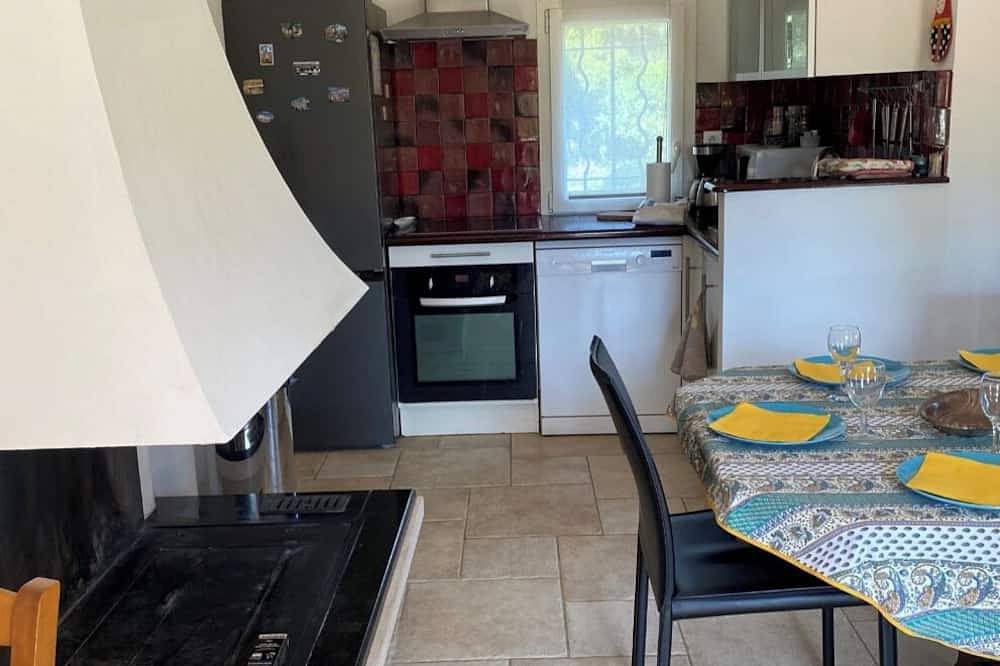 Pretty villa among fig trees in a quiet, scattered settlement in Solliès-Pont, Mediterranean Coast (France)
