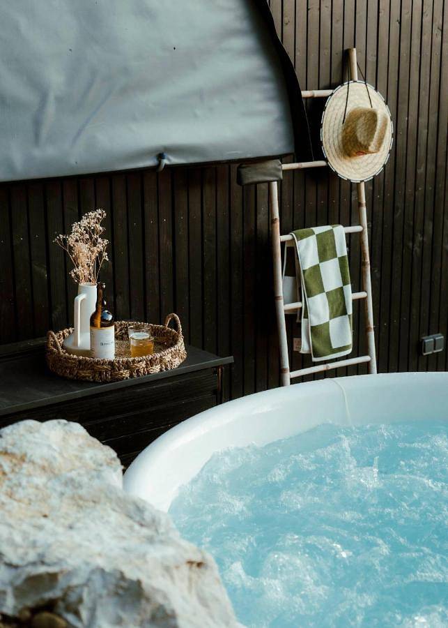 Gîte pour 4 personnes, avec terrasse et vue sur le lac ainsi que jardin et vue dans Talloires-Montmin - 2