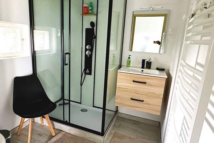 Gîte pour 4 personnes, avec terrasse ainsi que jardin et piscine à Parnans - 4