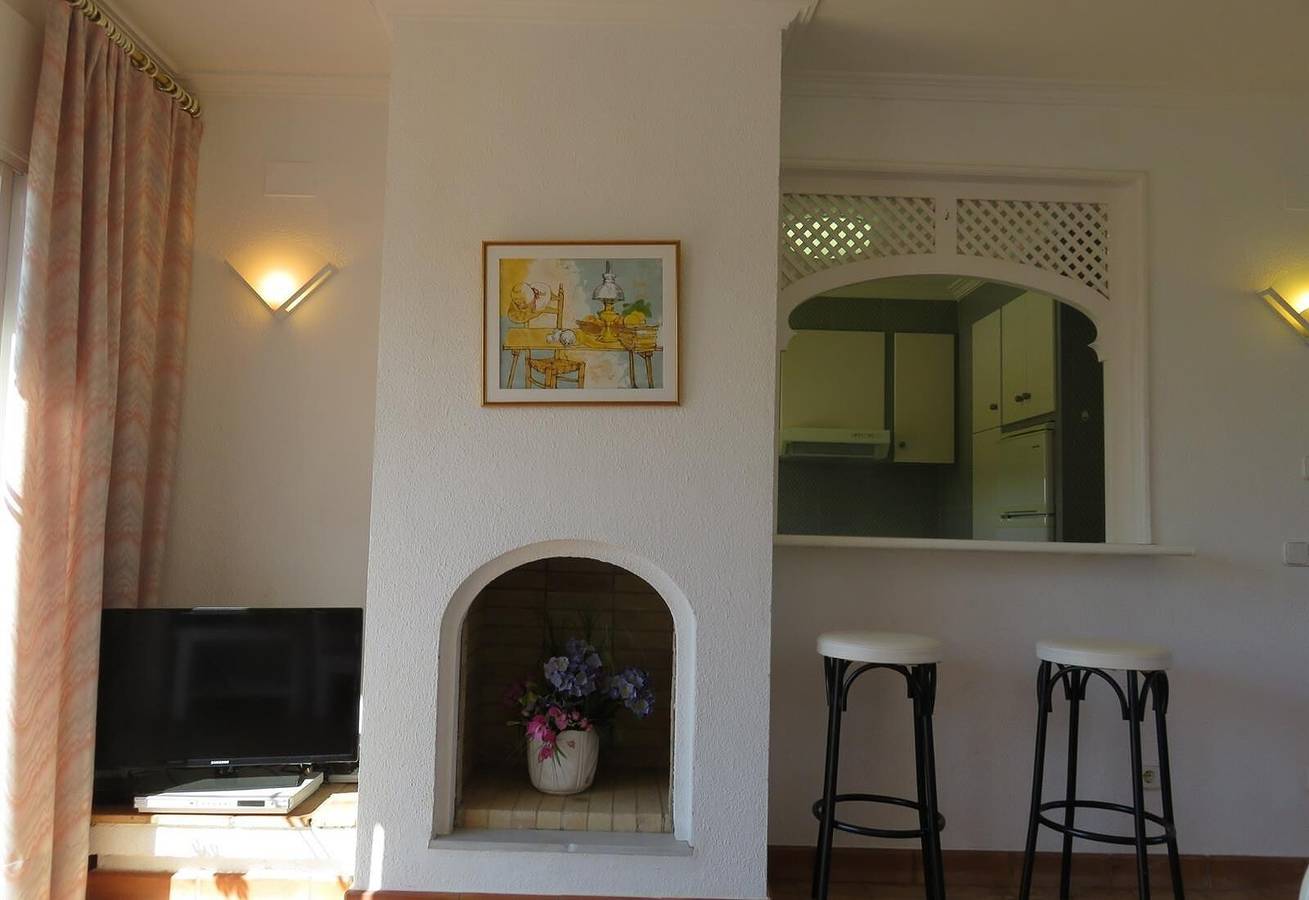 Apartamento entero, Apartamento 'Les Fonts 83' con piscina compartida, terraza privada y balcón in Torroella de Montgrí, Costa Brava