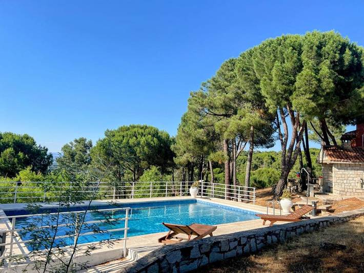 Casa rural para 18 personas, con piscina además de jardín y vistas en Cadalso de los Vidrios