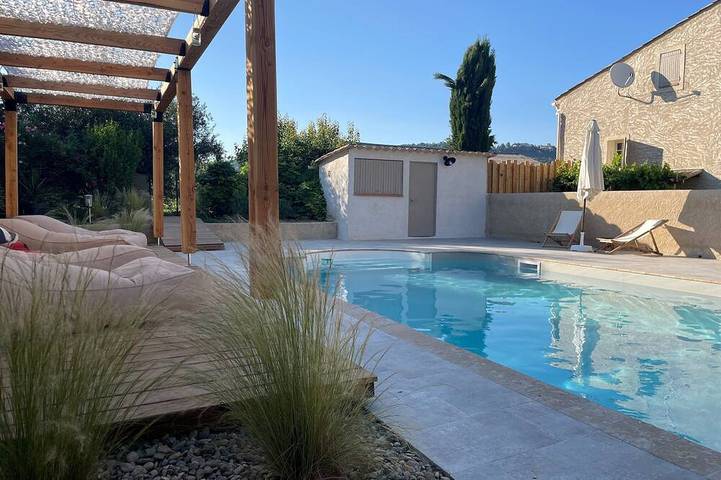 Location de vacances pour 5 personnes, avec piscine et jardin à Lurs