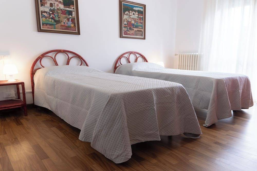 Entire apartment, Spacious 2-bedroom apartment with garden in Arona\ncin: It003008C2Oozk44Vn in Arona (Lago Maggiore), Comune di Arona