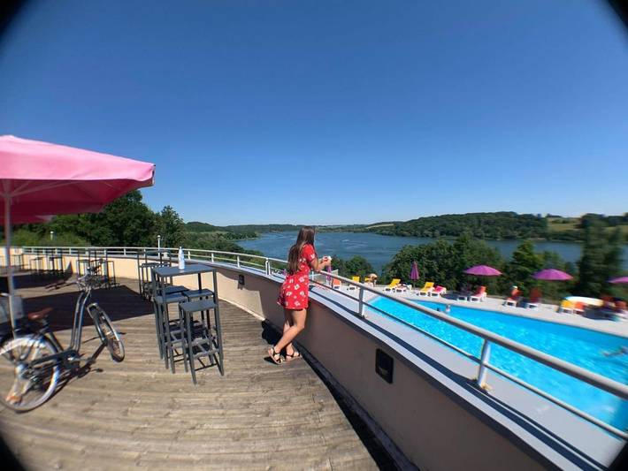 Location de vacances pour 7 personnes, avec Terrasse et Jacuzzi ainsi que Bassin pour enfant et Piscine à Peigney