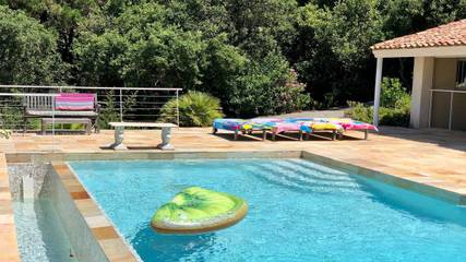 Villa pour 10 personnes, avec terrasse ainsi que jardin et piscine, animaux acceptés dans Gigaro