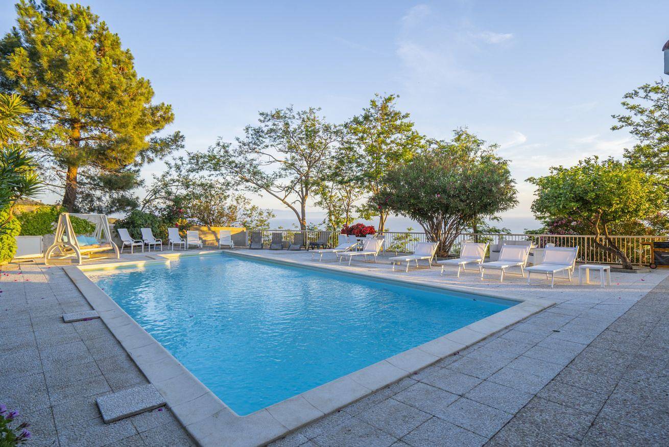 Ganze Wohnung, Villa Gisa, Große Villa für 16 Personen mit privatem Pool und Meerblick in Santa Maria (Vibo Valentia), Vibo Valentia Provinz