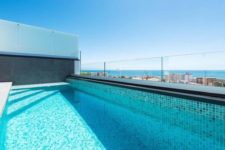 Chalet para 8 personas, con Terraza y Jardín además de Piscina y Vistas en La Carihuela