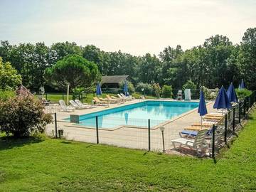 Gîte pour 4 personnes, avec terrasse et piscine à Gindou