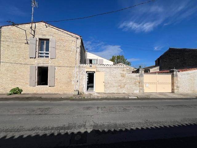 Location de vacances pour 20 personnes, avec Terrasse ainsi que Jardin et Piscine à Benon