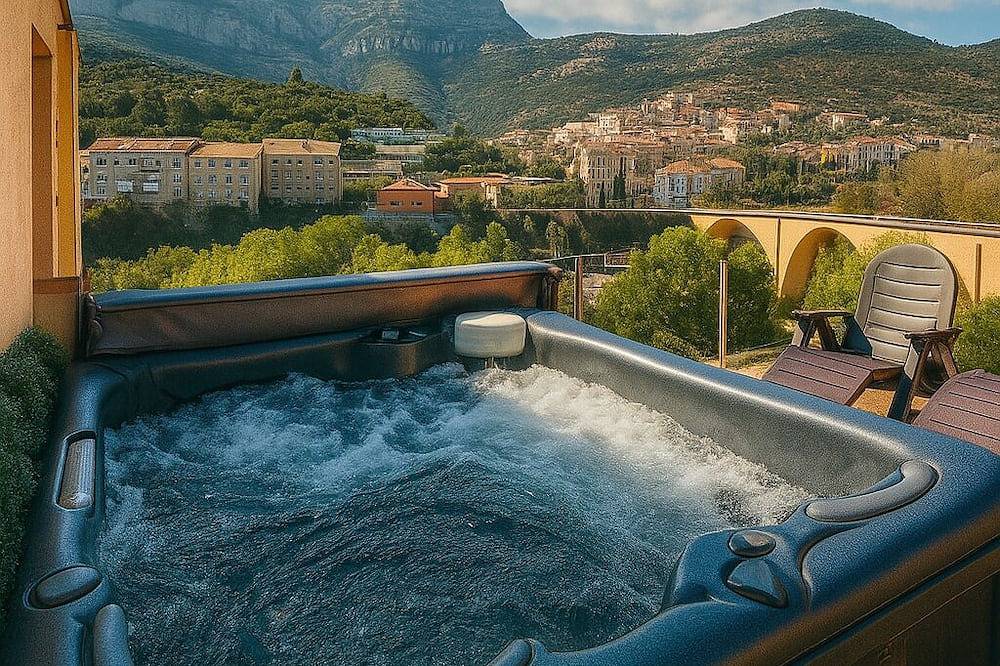 Apartamento entero, Ático con jacuzzi y vistas a Montserrat in Monistrol de Montserrat, Interior de Barcelona