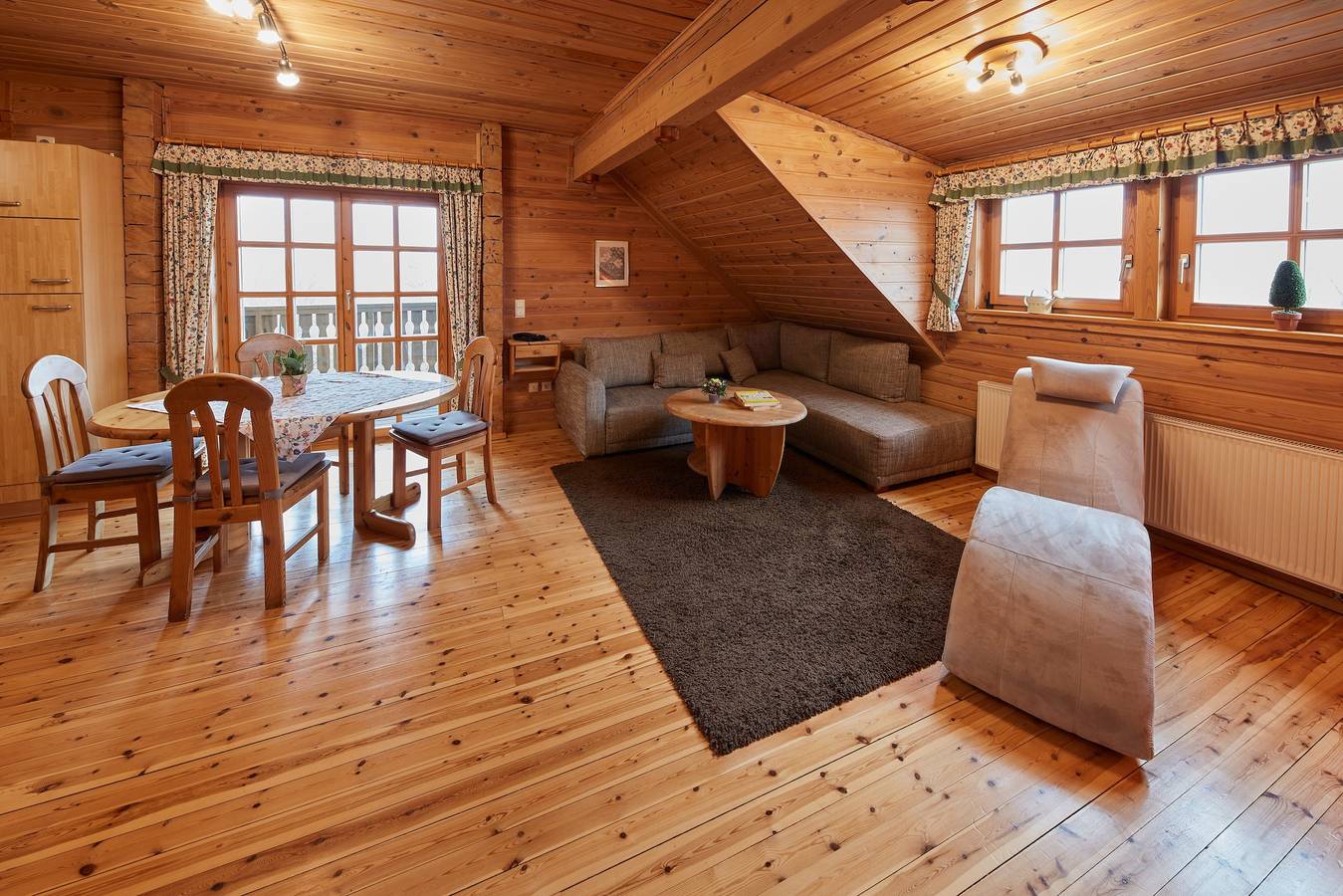 Ganze Wohnung, Ferienwohnung 'Carina' mit Gemeinschaftsterrasse, Gemeinschaftsgarten und Wi-Fi in Schmallenberg, Hochsauerlandkreis