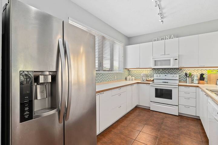 Vacation rental for 6 people, with balcony and yard as well as pool, with pets in Southwest Florida