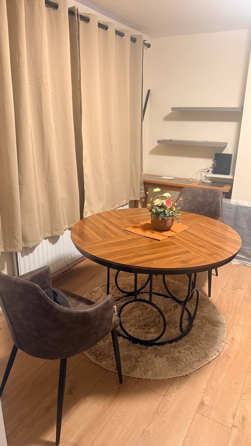 House Sleeps 2 with Parking in Croydon, London