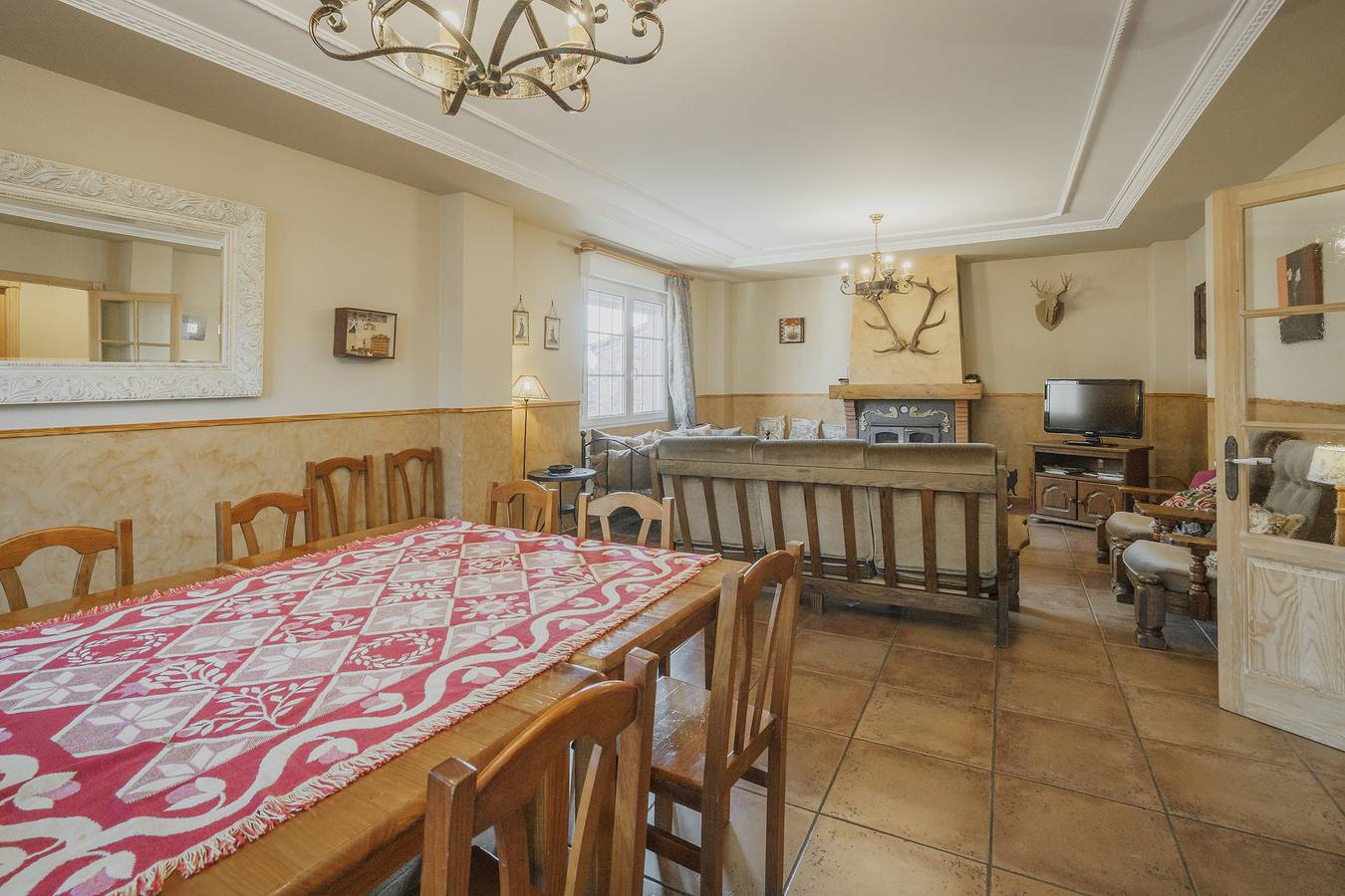 Casa de vacaciones 'San Pelayo' con vistas a la montaña, piscina compartida y terraza privada in San Millán de Lara, Provincia de Burgos