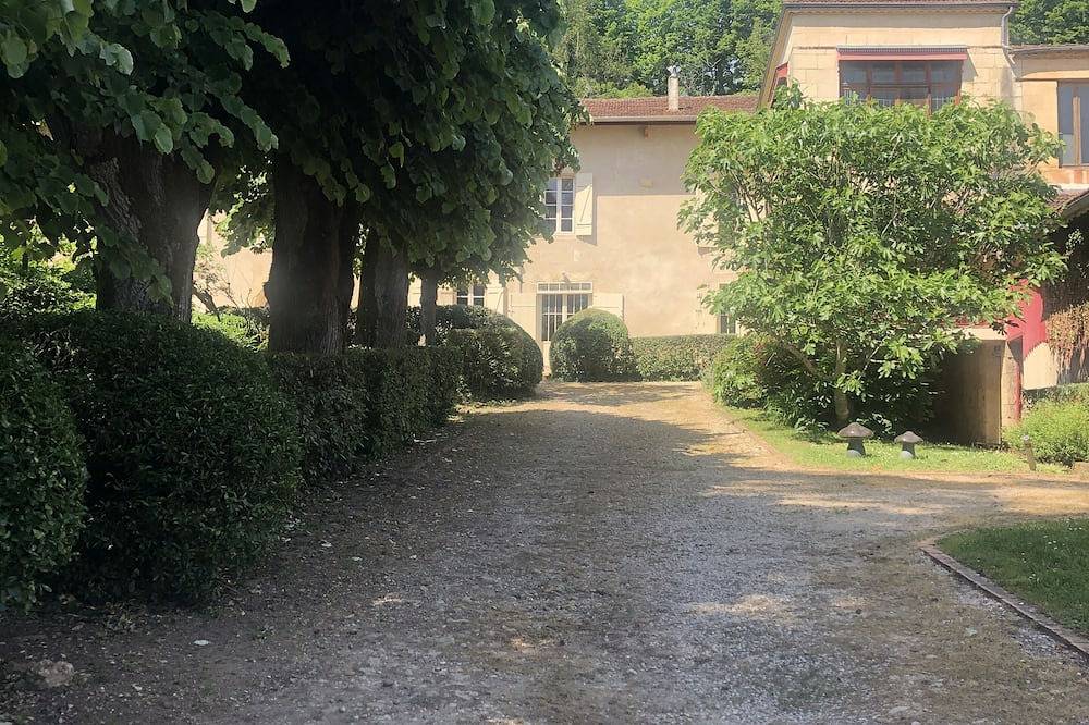 The Maison des Arrocs on the banks of the Garonne in Saint-Pierre-d'Aurillac, Région de Langon