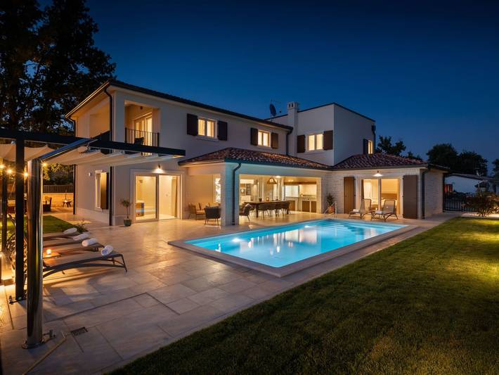 Ferienhaus für 8 Personen, mit Balkon und Whirlpool sowie Terrasse und Garten in Nova Vas