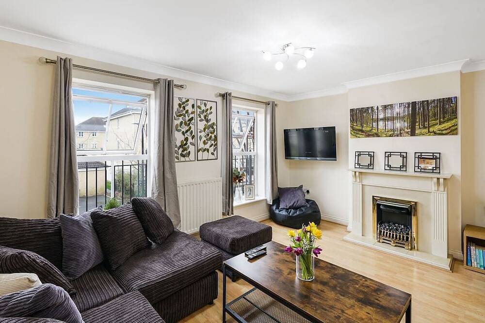 Family & Work stays w/ 2x Ensuite & Prv Parking 1+ in Slough, Berkshire