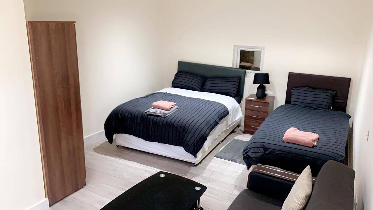 Mon Repos 24hr Heathrow Airport in Hounslow, Londres