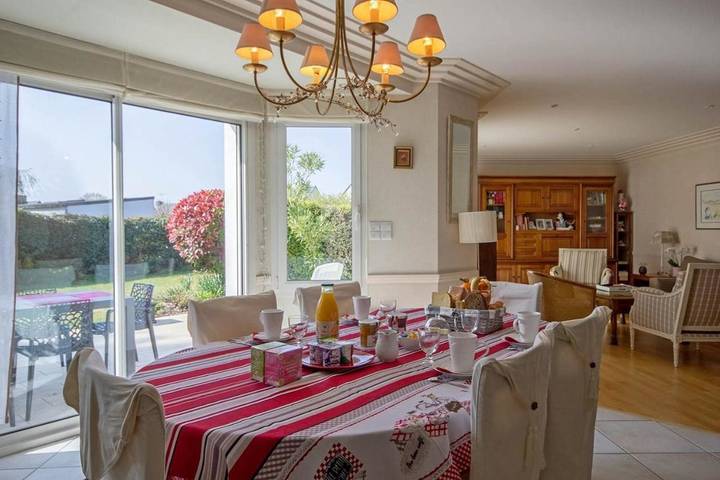 Location de vacances pour 4 personnes, avec terrasse ainsi que vue et jardin à Plescop - 4