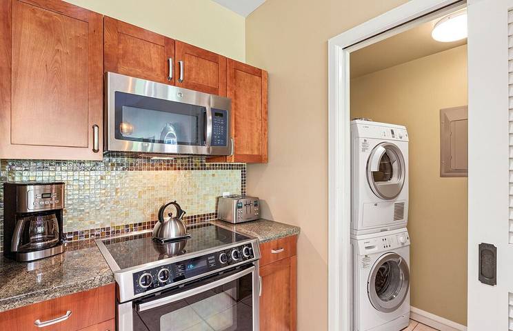 Beach rental for 6 people, with yard and balcony as well as pool and hot tub on Maui