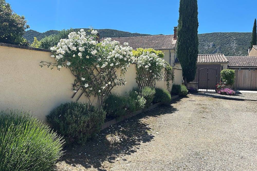 Beautiful renovated house, brazier pool, facing the luberon ideal for family and friends in Maubec, Parque natural regional del Luberon