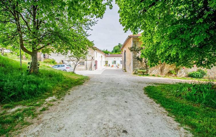 Location de vacances pour 4 personnes, avec Jardin à Saint-Maigrin