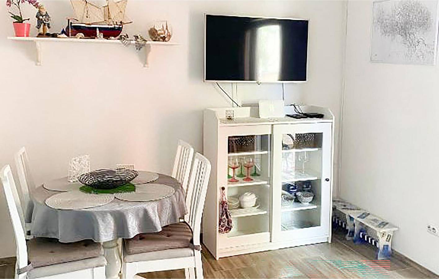 Apartamento vacacional entero, Apartamento de vacaciones para 6 personas con terraza in Preko, Uglijan