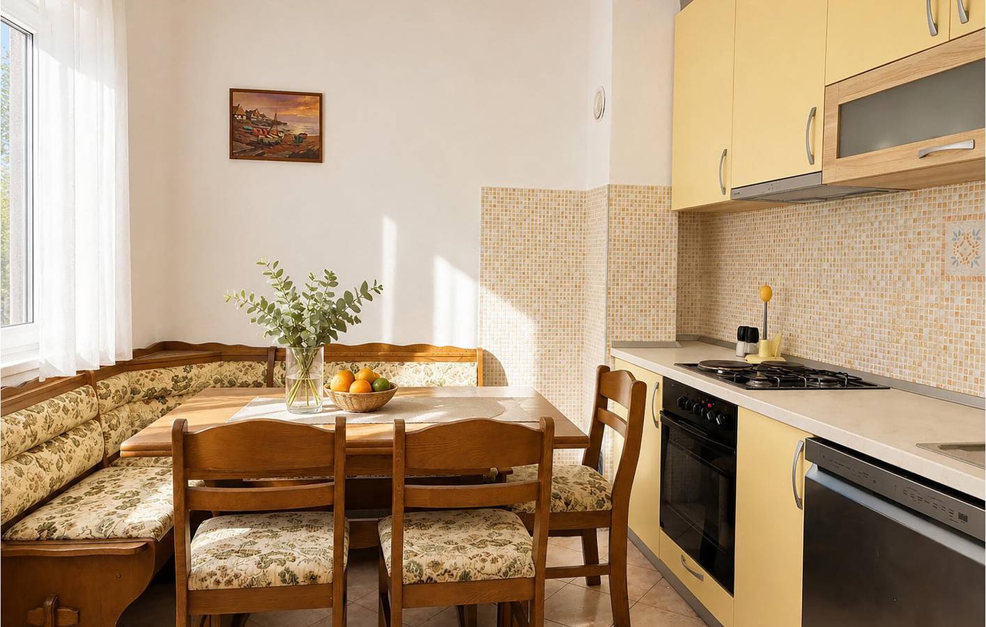 Ganze Ferienwohnung, Gemütliche 2-Zimmer-Wohnung mit Terrasse in der Nähe der Küste und des Stadtzentrums in Necujam, Solta