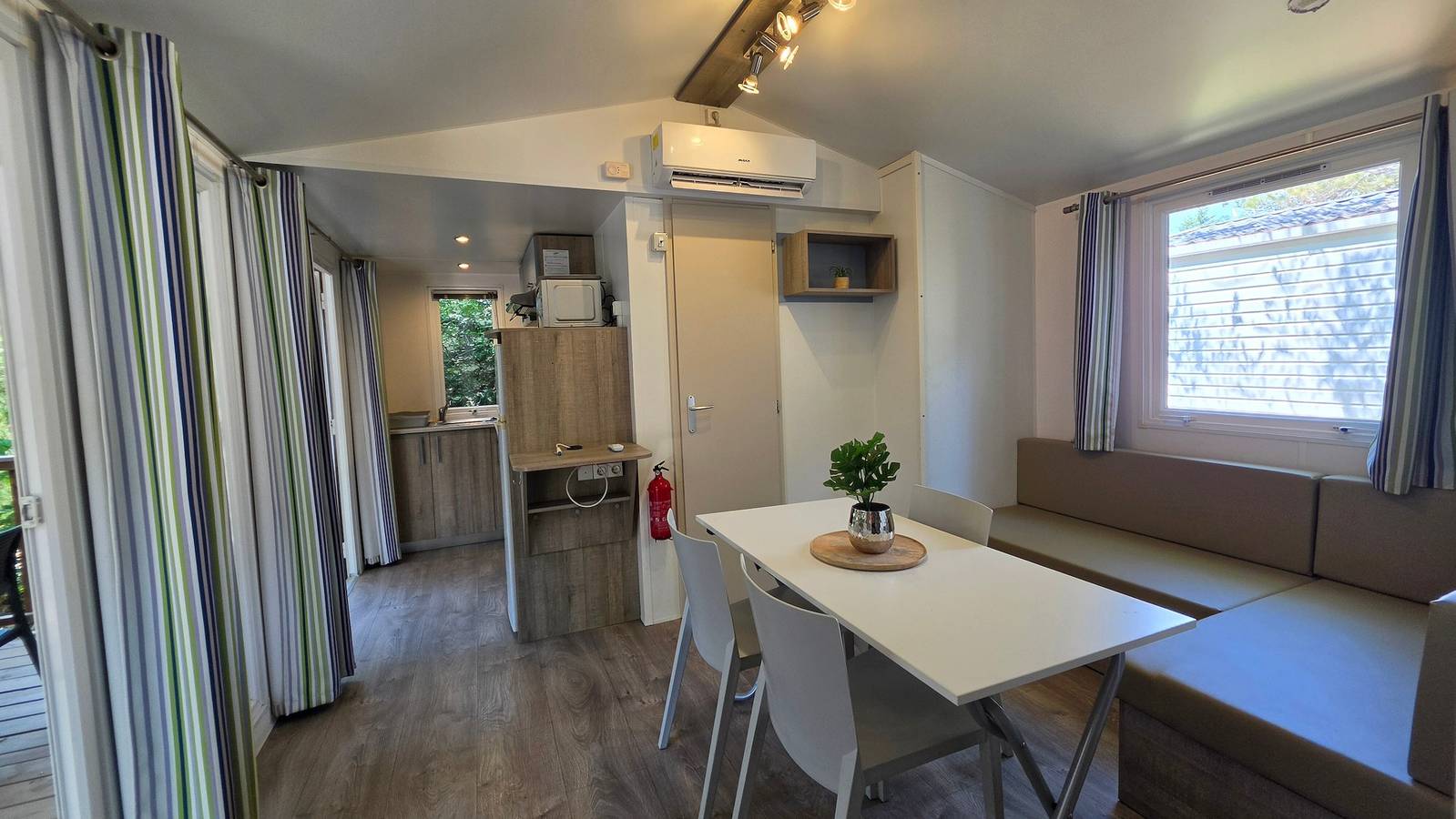 Mobilheim „Bungalow Lou Cigalou – 6 Personen“ mit Pool, Terrasse & Klimaanlage in La Roque-d'Anthéron, Aix-en-Provence und Umgebung
