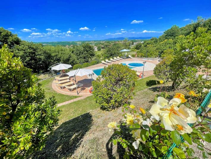 Ferienhaus für 16 Personen, mit Balkon/Terrasse und Whirlpool sowie Garten und Ausblick