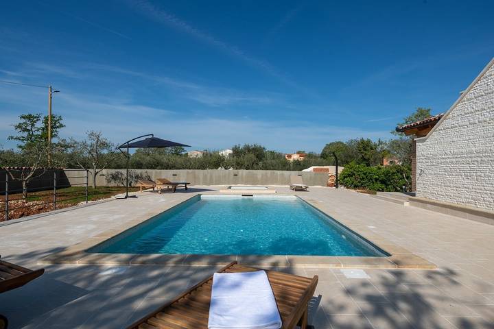 Villa pour 9 personnes, avec piscine et balcon/terrasse à Kavran - 4