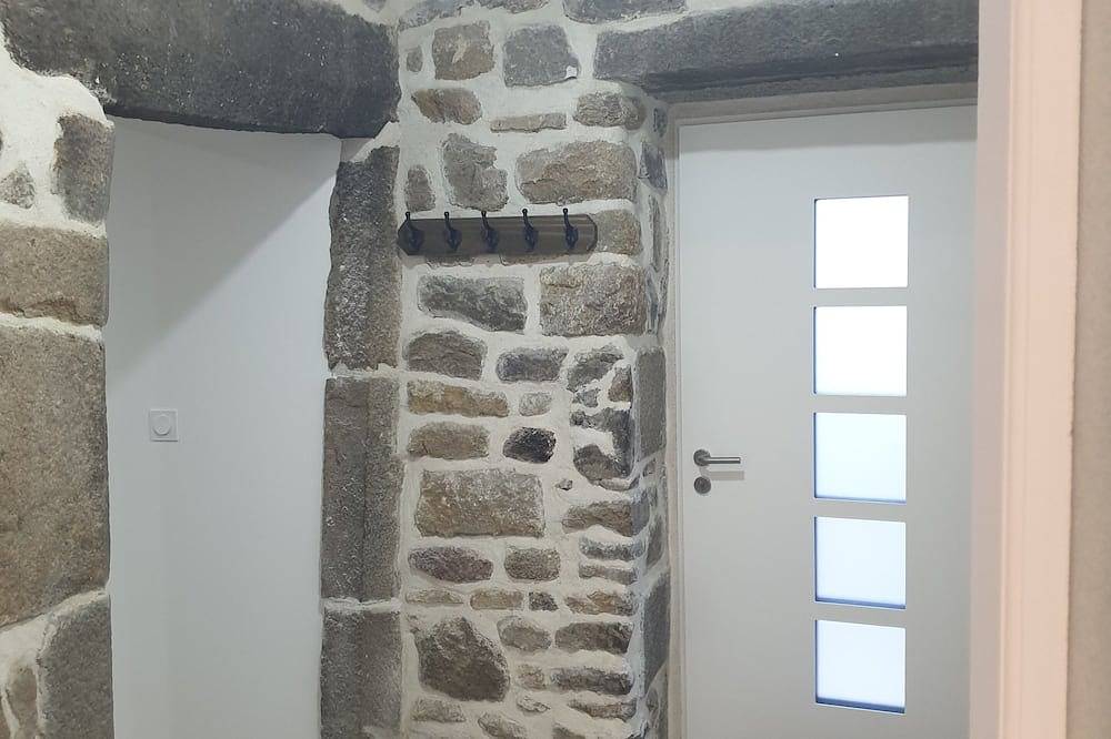 Entire apartment, Appartement Spacieux Avec Terrasse Saint-malo, Dinard, Dinan, Dol in Miniac-Morvan, Saint-Malo region