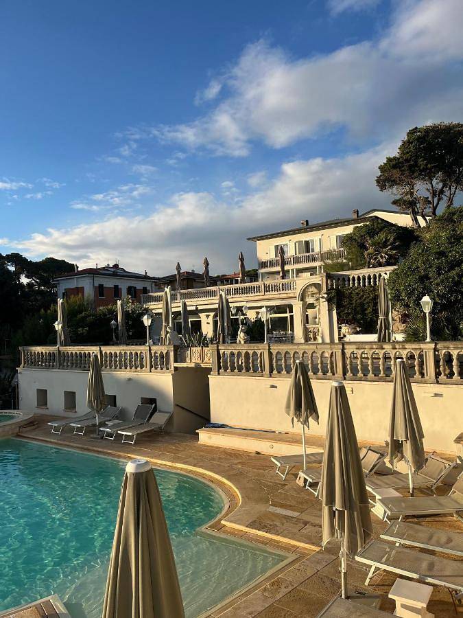 Appartamento per 3 persone, con terrazza e idromassaggio nonché piscina in Quercianella