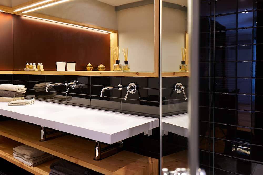 Ganze Wohnung, Neue grosszügige Ferienwohnung mit Sauna Appartment  Chalet Park *****s, in Diemtigen, Berner Oberland