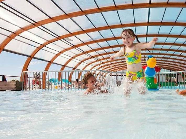 Camping pour 6 personnes, avec jacuzzi et bassin pour enfant